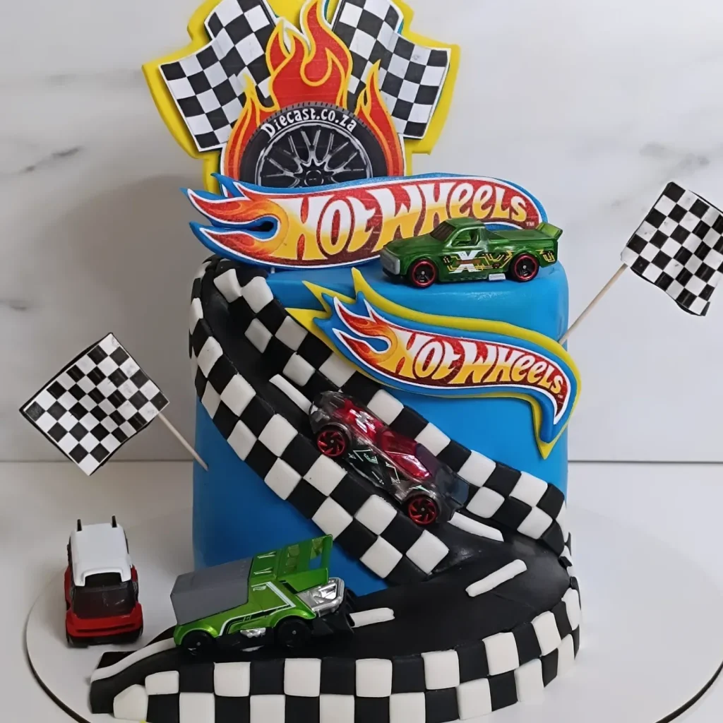 Tarta personalizada de fondant hecha por Horneando Recuerdos en Ponferrada 31