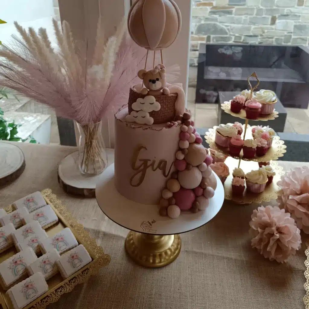 Tarta personalizada de fondant hecha por Horneando Recuerdos en Ponferrada 8