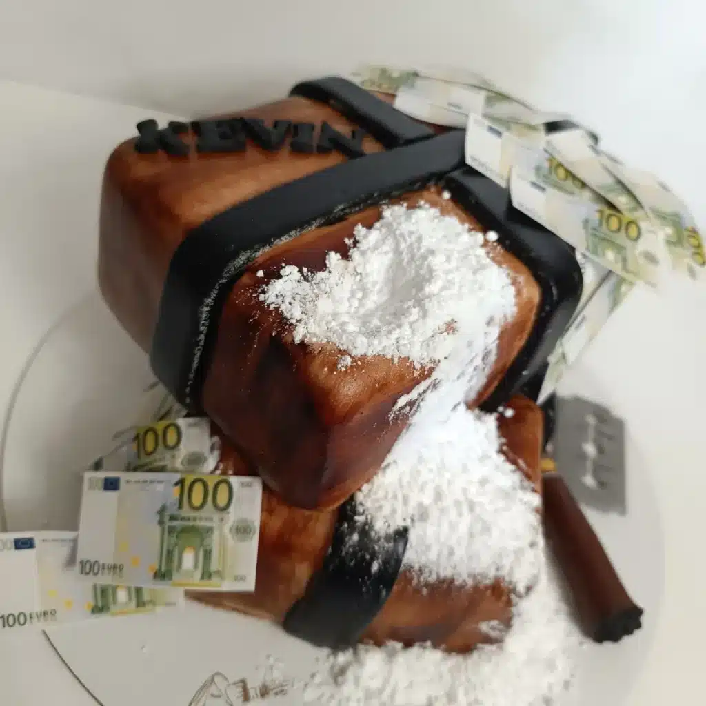 Tarta personalizada de fondant hecha por Horneando Recuerdos en Ponferrada 9