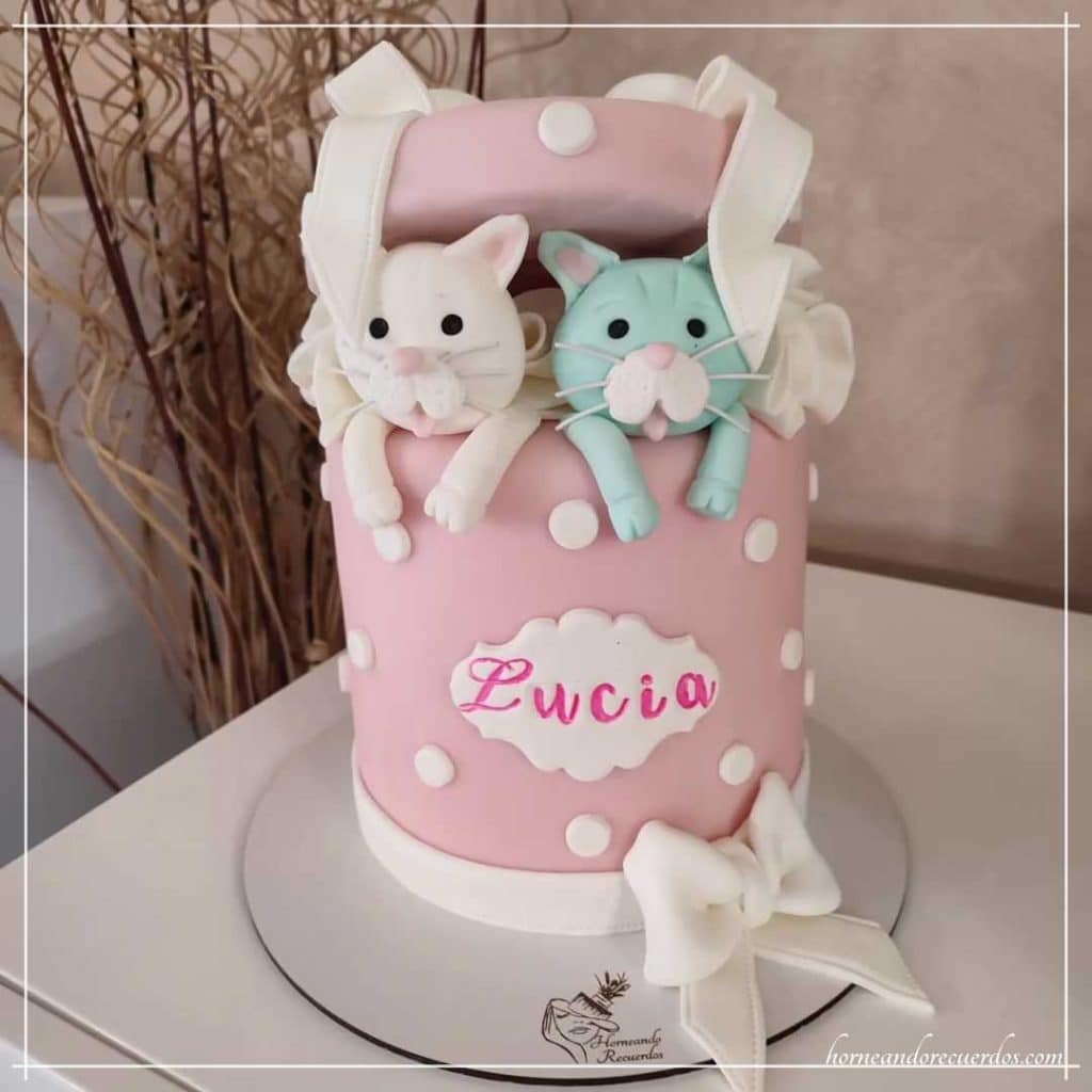 tarta personalizada colores pasteles rosa para niña lucia lazo fondant en ponferrada