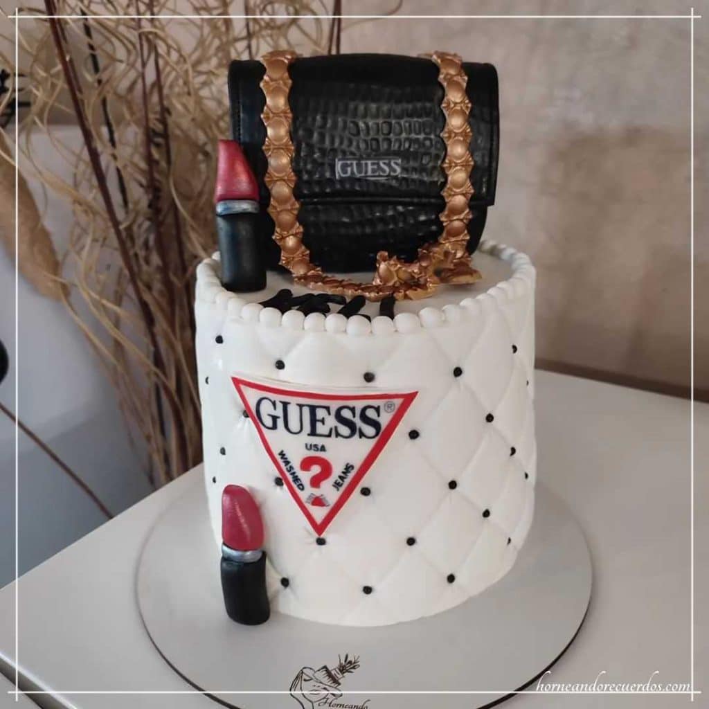 tarta personalizada para cumpleaños mujer con bolso guess