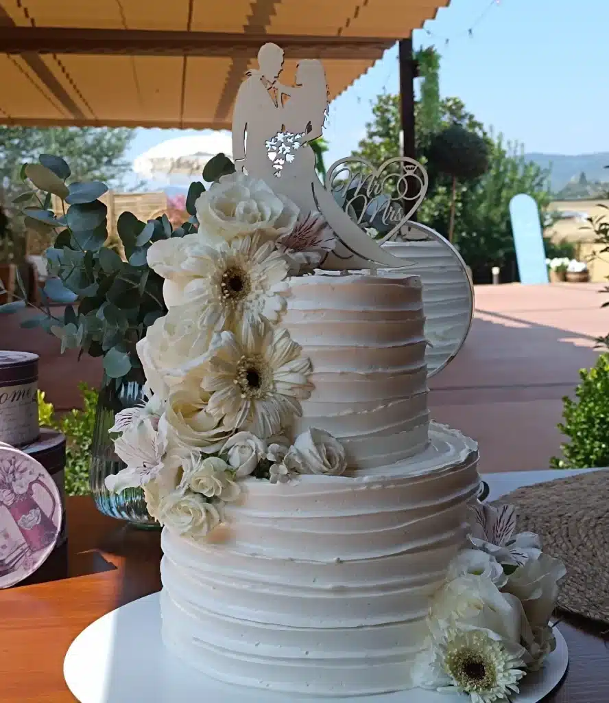 tarta personalizada para boda blanca con flores fondant