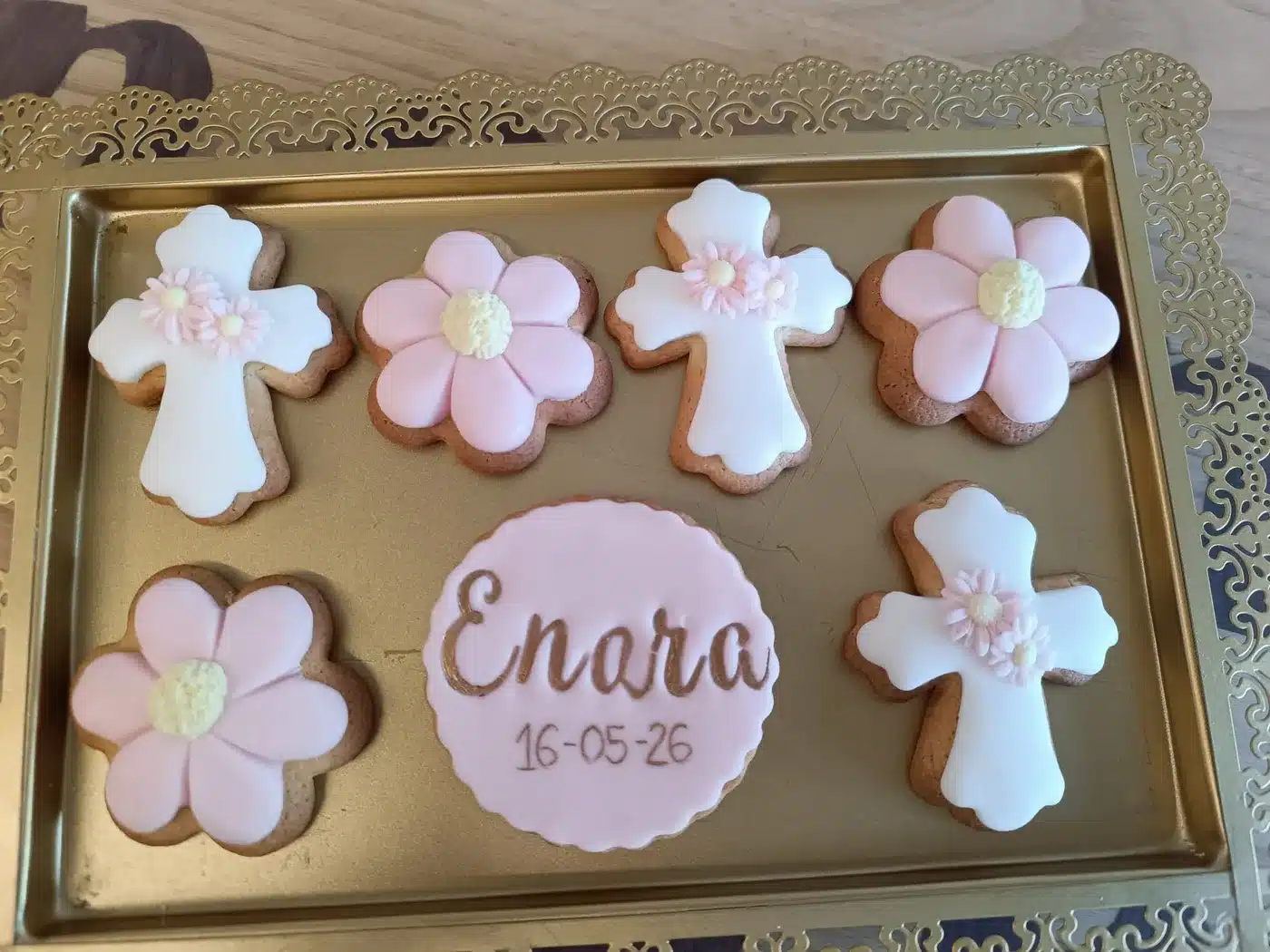 Galletas personalizadas con cruces y flores para una comunión