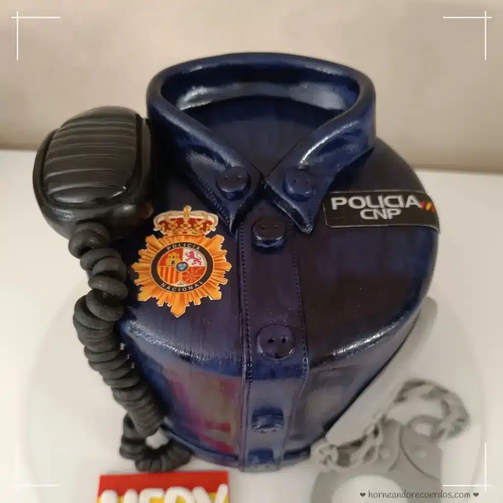 tarta personalizada de policia ropa